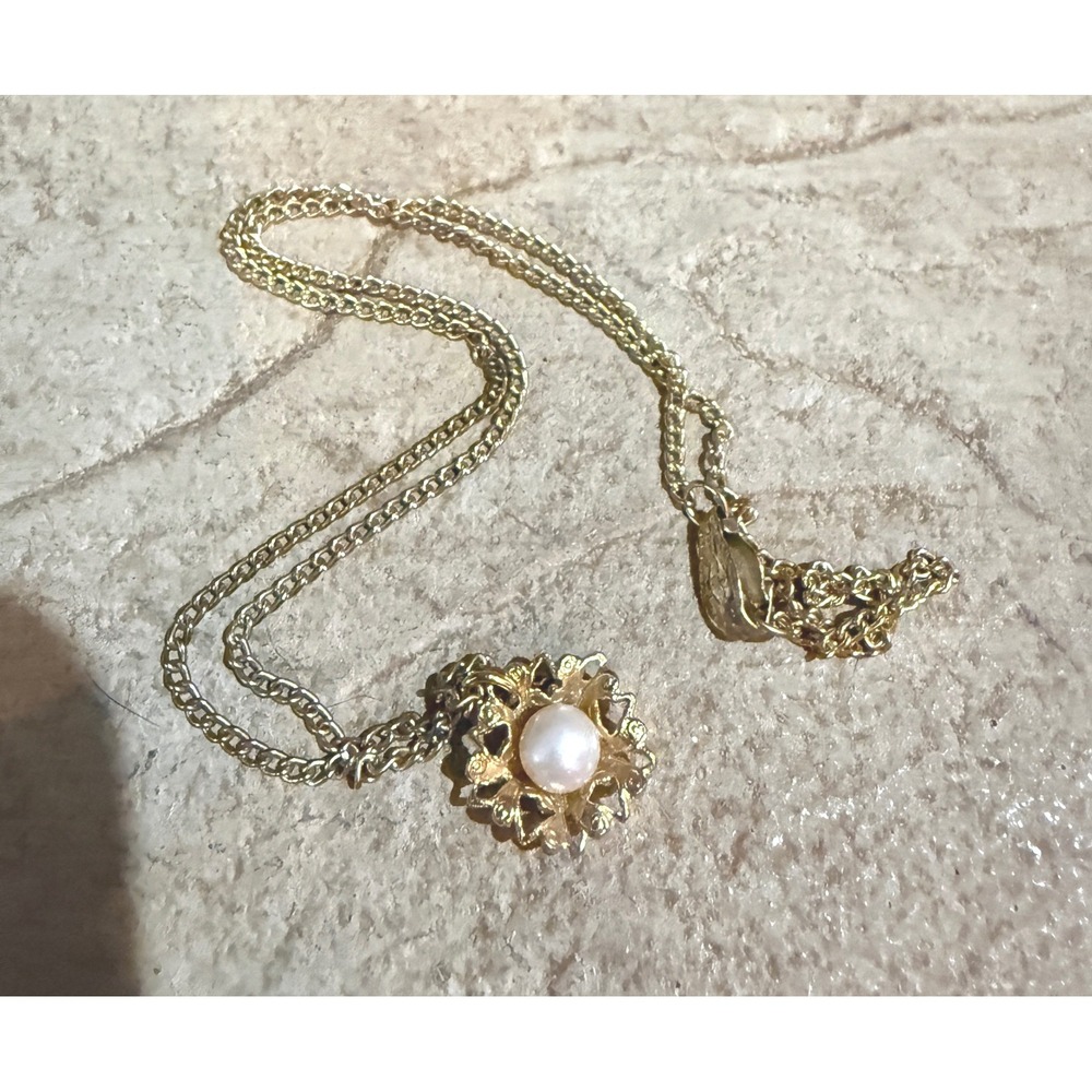 Vintage Gold Tone Faux Pearl Flower Pendant Necklace 18 Inch Curb Chain Retro
